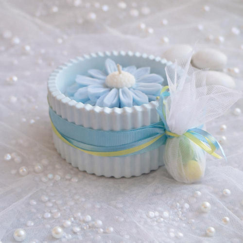 Χειροποίητη μπομπονιέρα με αρωματικό κερί σε λουλούδι μαργαρίτα σε πορσελάνη