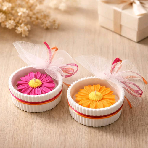 Χειροποίητη μπομπονιέρα γάμου με αρωματικό κερί σε λουλούδι μαργαρίτα σε πορσελάνη