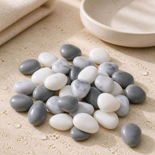 Χειροποίητες αρωματικές πέτρες( Wax Stones) που απελευθερώνουν διακριτικά το αγαπημένο σας άρωμα, προσφέροντας κομψότητα και αίσθηση φρεσκάδας σε κάθε χώρο. Ιδανικές για ντουλάπες, συρτάρια, μπάνια και μικρούς χώρους.